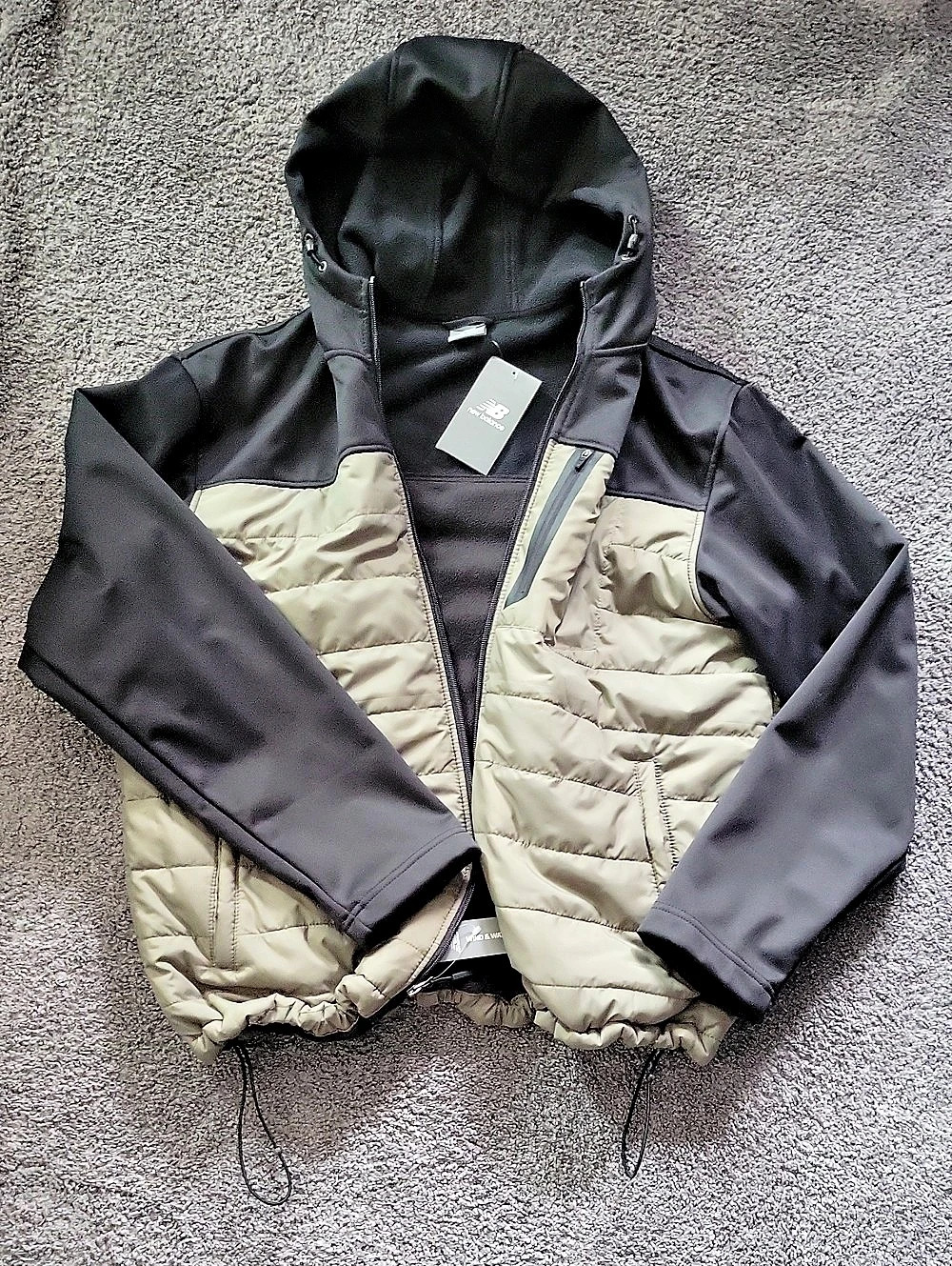New Balance Windbreaker in Black & Army Green Size Large NWT.... Unisex